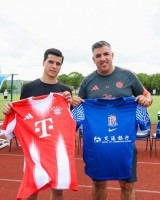 申花07梯队3-1拜仁世界队，特谢拉现场观战并与马凯交换球衣